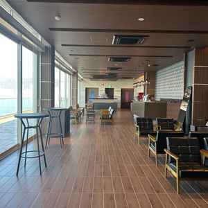 友人控室の写真。スペースが広く、過ごしやすそうだと感じました。