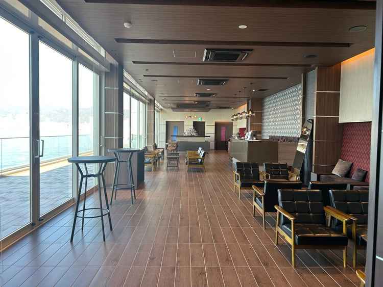 友人控室の写真。スペースが広く、過ごしやすそうだと感じました。