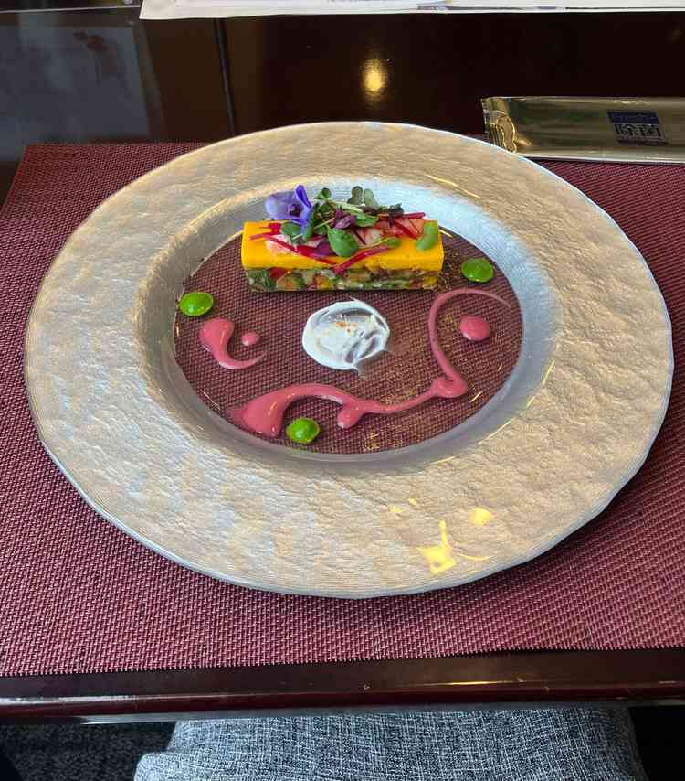 前菜の試食。野菜の色が鮮やか。