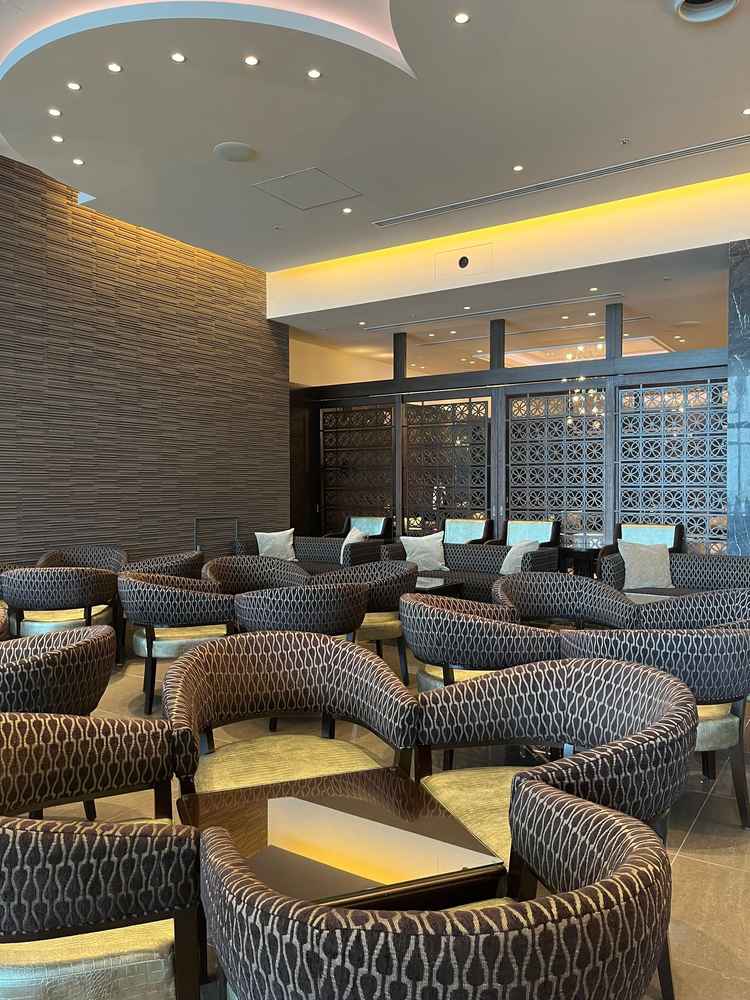 受付後のゲスト控え室の写真。ビールサーバーやバーもあり、ゲストが楽しめる空間になっていました。