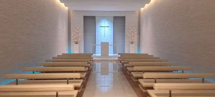 白基調に照明で色をつけるため、個性を出せるチャペル。