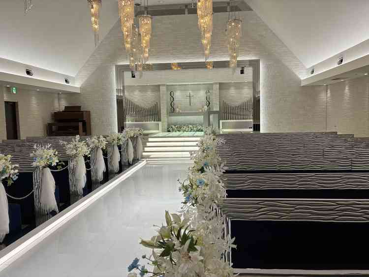 チャペルの写真です。参列席はふかふかのソファーでした。