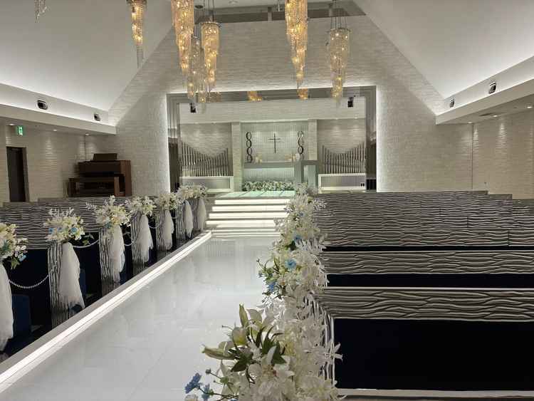 チャペルの写真です。参列席はふかふかのソファーでした。
