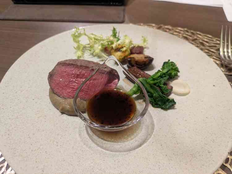 お肉はとても柔らかくソースともマッチしていた。