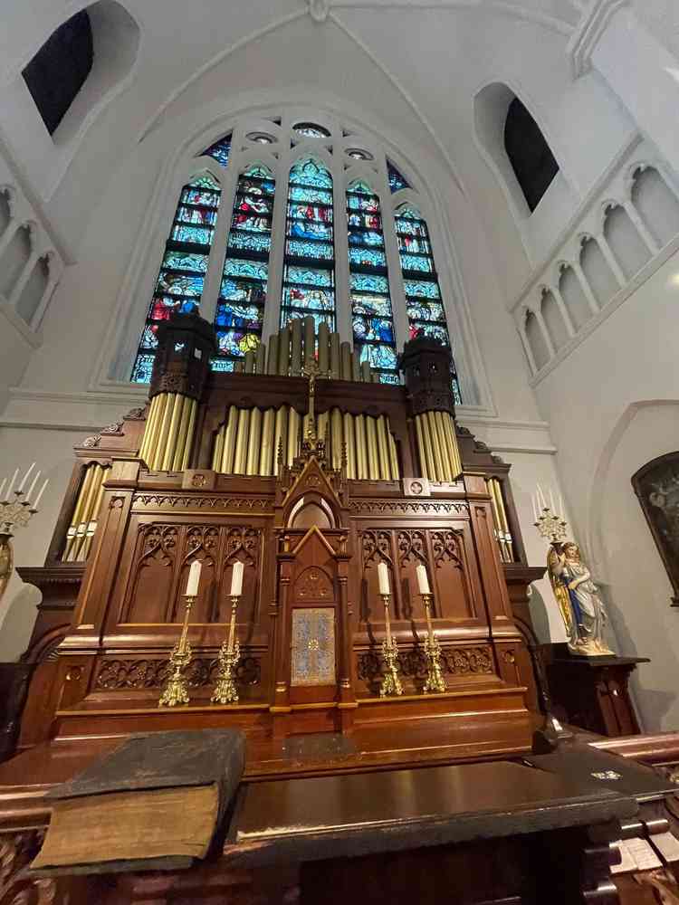 チャペルの祭壇。かなりの高さがあり、神聖な雰囲気です。