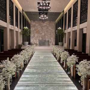 バージンロードの煌めきが素敵でした。