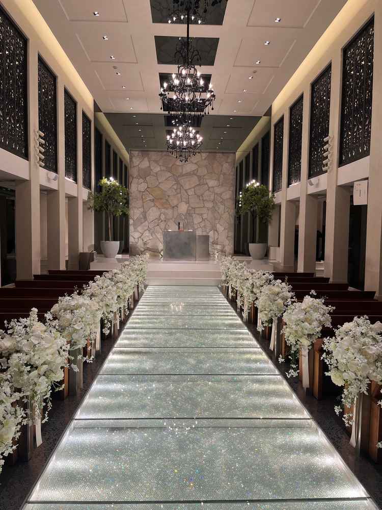 バージンロードの煌めきが素敵でした。