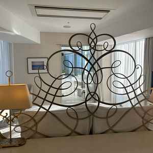 新郎新婦が泊まる部屋。奥にガラス張りのお風呂があり、お風呂からの景色もとてもいいです。