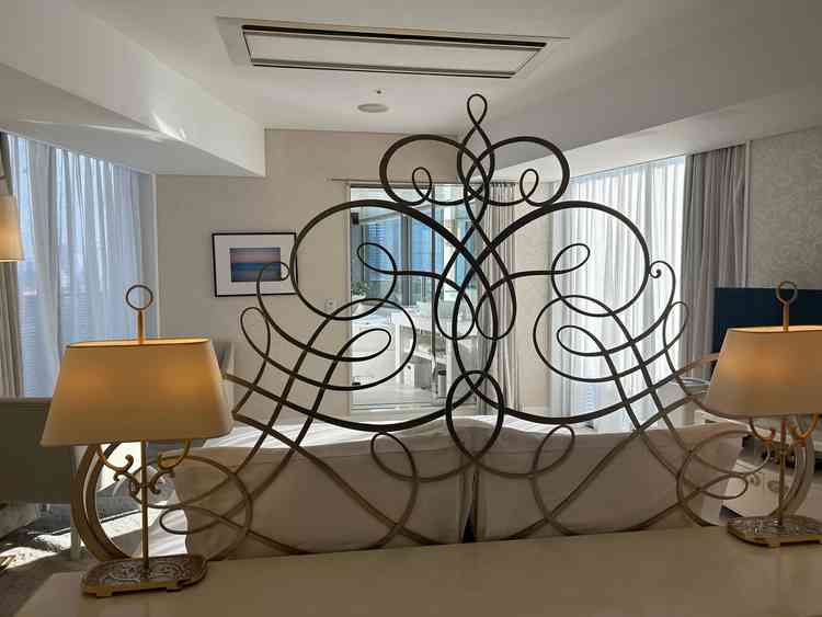 新郎新婦が泊まる部屋。奥にガラス張りのお風呂があり、お風呂からの景色もとてもいいです。