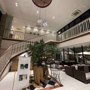 会場に入った景色です。とても綺麗で、アットホームな雰囲気でした。中庭も見えて開放感があり良かったです