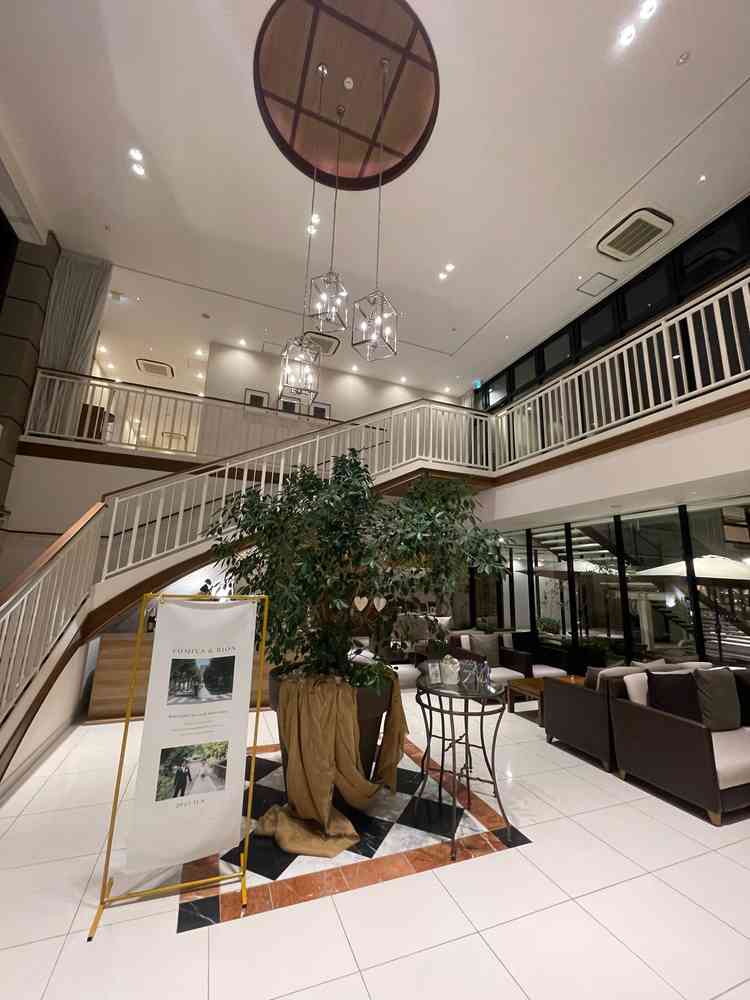 会場に入った景色です。とても綺麗で、アットホームな雰囲気でした。中庭も見えて開放感があり良かったです