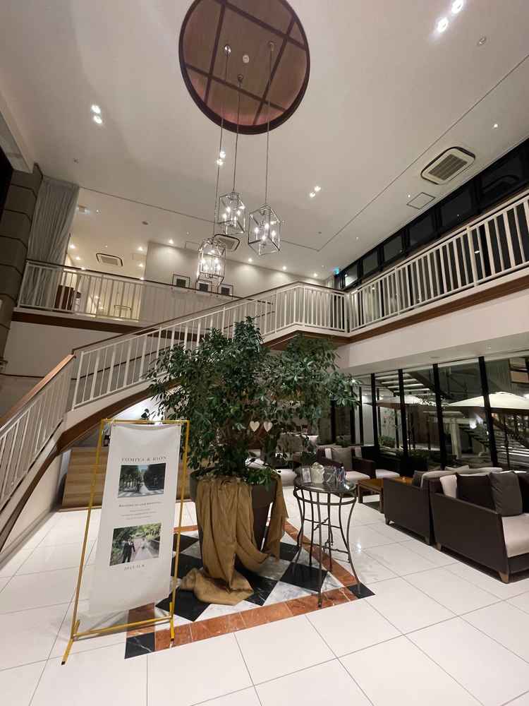 会場に入った景色です。とても綺麗で、アットホームな雰囲気でした。中庭も見えて開放感があり良かったです