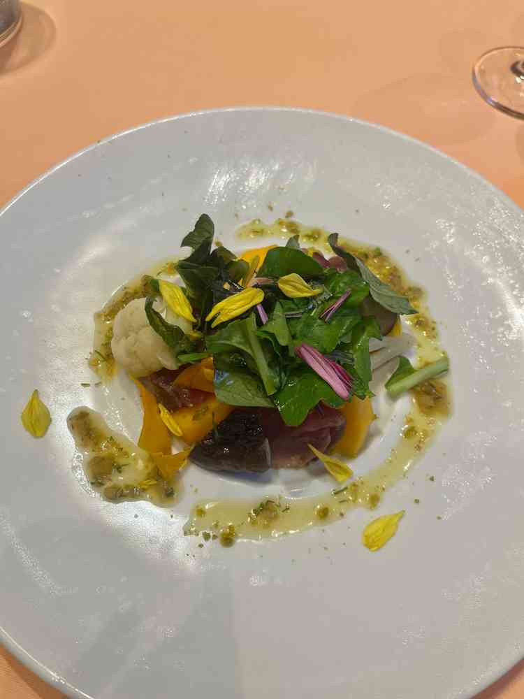 試食会のかつおと柿の前菜。奈良漬のソースが美味しく、盛り付けも華やかで視覚でも楽しめます。