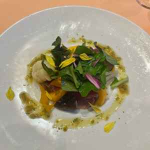 試食会のかつおと柿の前菜。奈良漬のソースが美味しく、盛り付けも華やかで視覚でも楽しめます。
