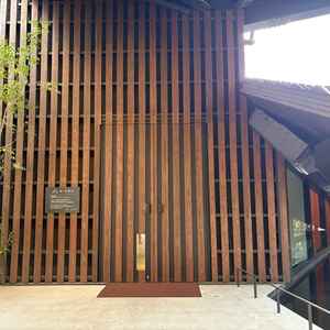 森の光教会の外観。内装とは異なる、少し暗めの色味の木材が使われていてシックな印象。