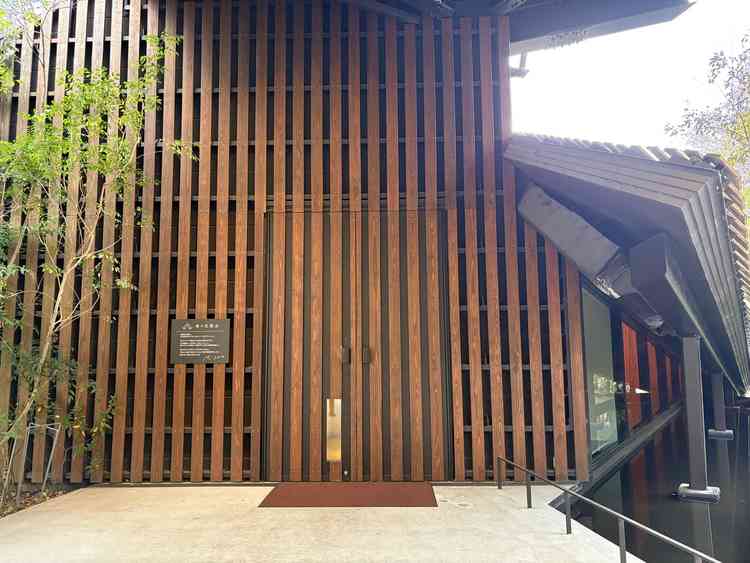 森の光教会の外観。内装とは異なる、少し暗めの色味の木材が使われていてシックな印象。