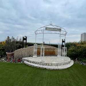 外のお庭です。春になると緑も増え、花も変わるそうです。