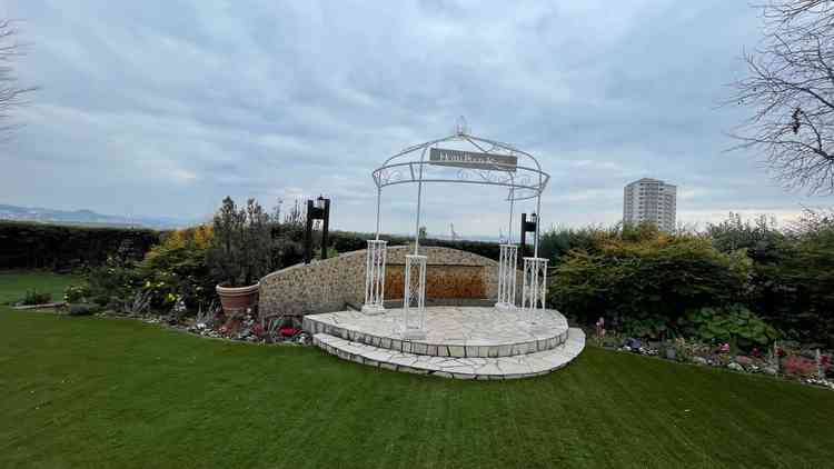 外のお庭です。春になると緑も増え、花も変わるそうです。