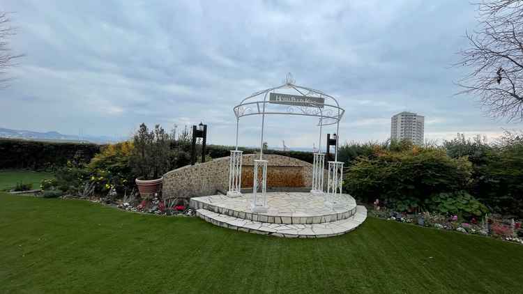 外のお庭です。春になると緑も増え、花も変わるそうです。