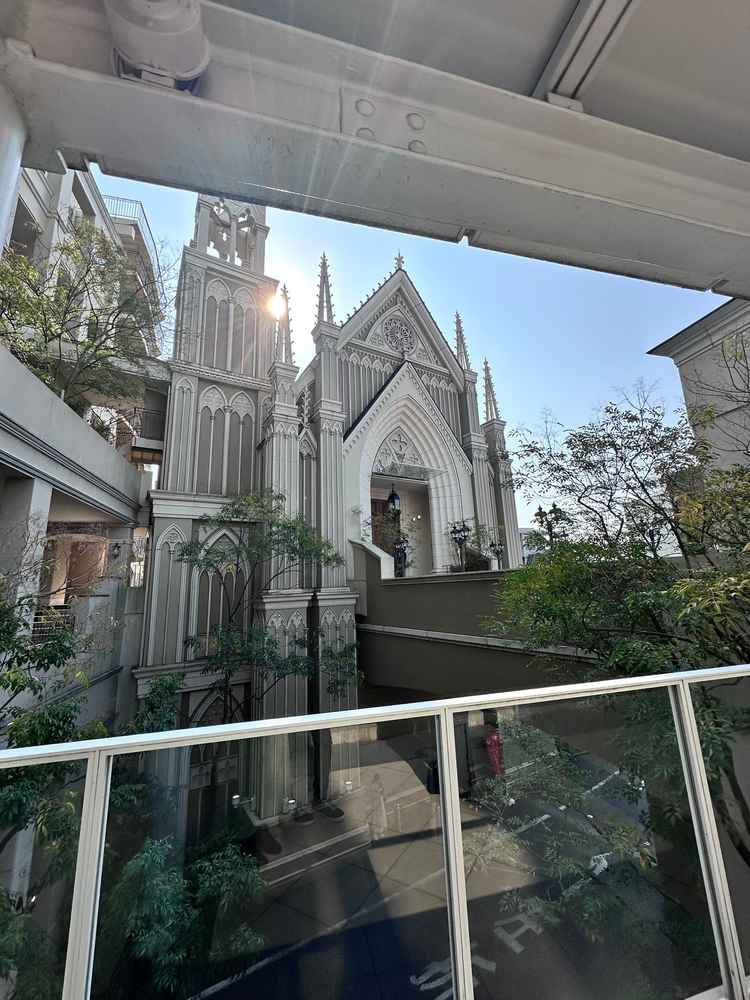 圧巻のチャペル外観は、移動中にも何度か目に入ります。