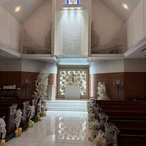 チャペル内部。ライトの調整もできるため、写真よりも明るくすることも可能。スタンドガラスは最小限。