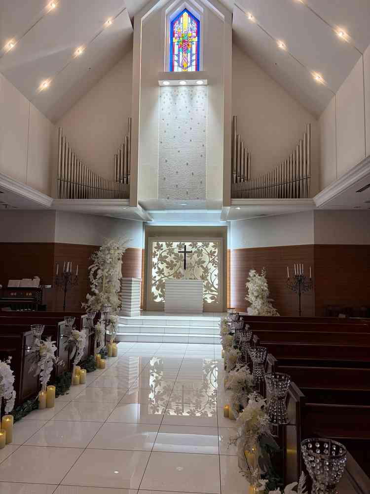 チャペル内部。ライトの調整もできるため、写真よりも明るくすることも可能。スタンドガラスは最小限。