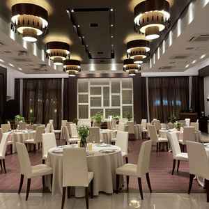 落ち着いた色合いの披露宴会場、スイーツビュッフェのスイーツもおいしかったです。