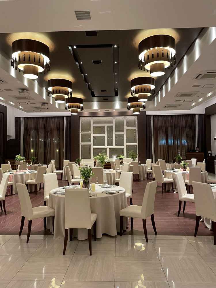 落ち着いた色合いの披露宴会場、スイーツビュッフェのスイーツもおいしかったです。