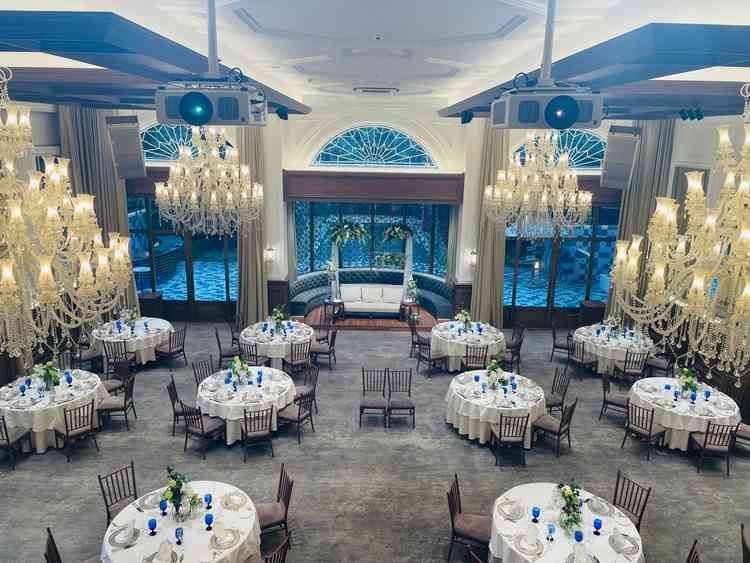 披露宴会場です。V字の階段が印象的でした。