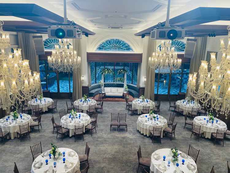 披露宴会場です。V字の階段が印象的でした。