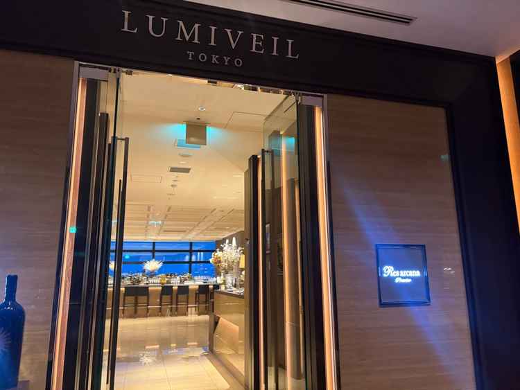 控室は会場の向かいのレストランを利用するとのことです