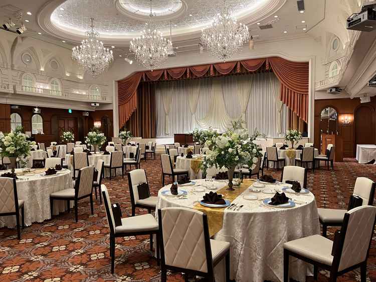 自分たちの規模感に合っていて、天井が高く、1段上に新郎新婦の席があって遠くからでも良く見える点が良い