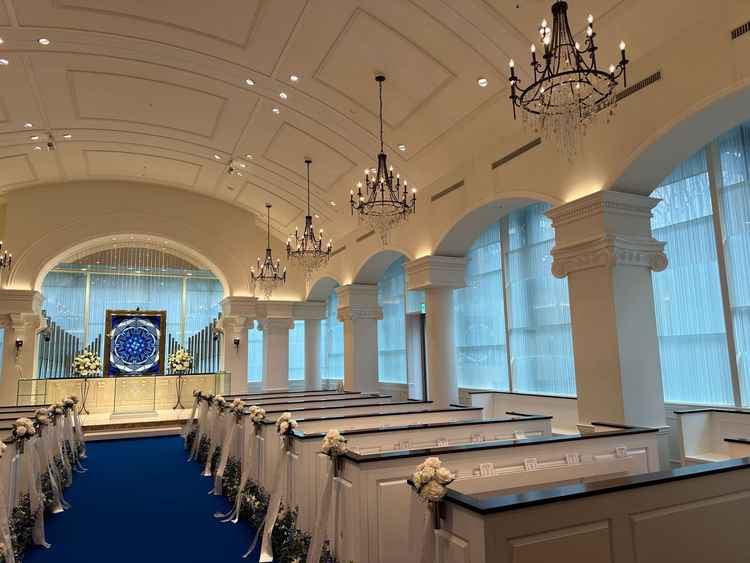 チャペルの写真です。天候によってガラスが水色になったりと変わるのがいいと思いました。