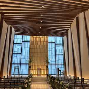 チャペルは、天井が高い。実際見てみると、写真よりも良い印象だった。上質な空間で素敵だった。