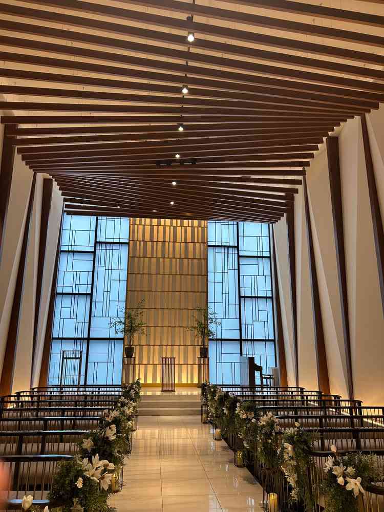 チャペルは、天井が高い。実際見てみると、写真よりも良い印象だった。上質な空間で素敵だった。