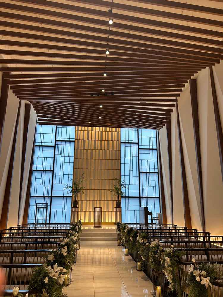 チャペルは、天井が高い。実際見てみると、写真よりも良い印象だった。上質な空間で素敵だった。