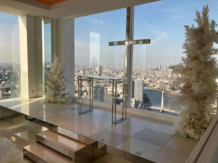 室内のチャペル。天井が広く開放感がすごい。