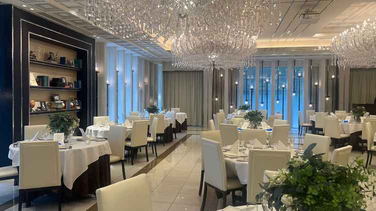 披露宴会場①。シックな感じでシャンデリアが綺麗でした。（モザイクのため青ペン修正あり）