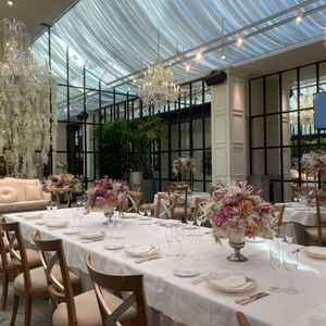 自然光とシャンデリアが調和した上質な空間で、華やかさと落ち着きを兼ね備えた披露宴会場だと感じました。