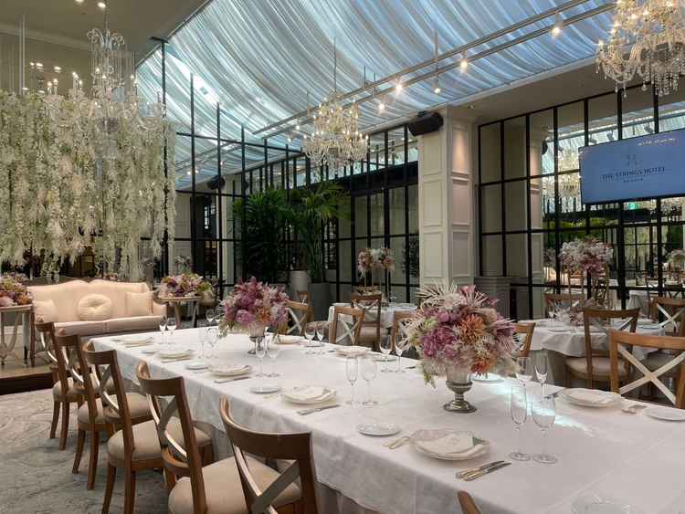 自然光とシャンデリアが調和した上質な空間で、華やかさと落ち着きを兼ね備えた披露宴会場だと感じました。