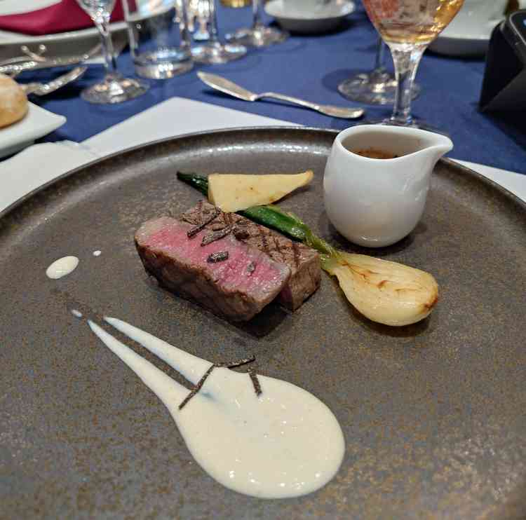 メインのお肉料理、ソースが選べるところが良かったです。