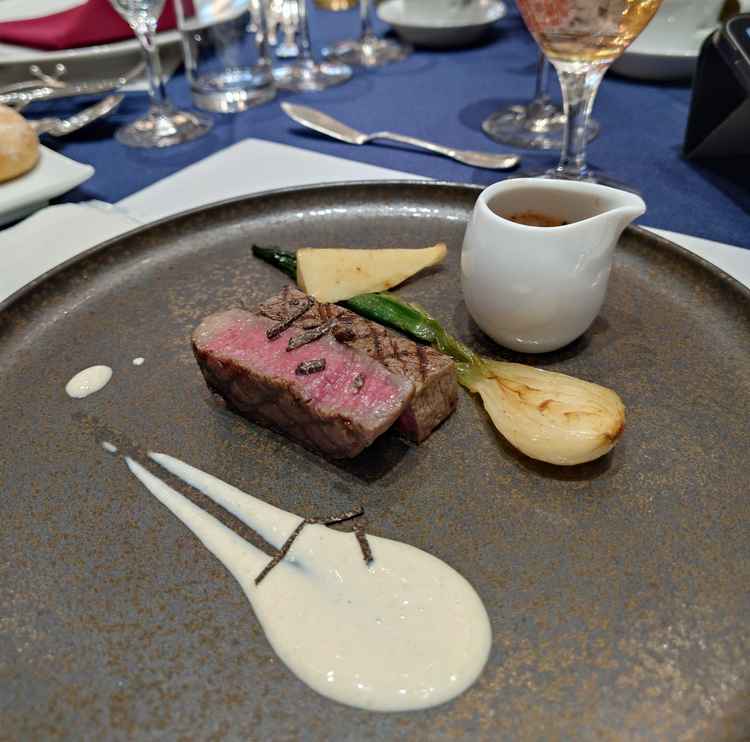メインのお肉料理、ソースが選べるところが良かったです。