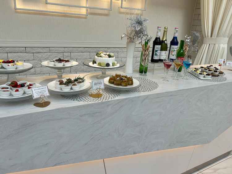 ウェルカムパーティーの雰囲気。生搾りオレンジや、トルネードビールもありました。