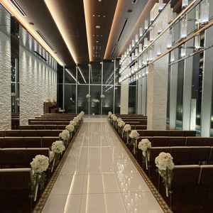 天井の高さもバージンロードの長さもちょうど良い。椅子も背もたれが短いのが着物が崩れない工夫が素敵。