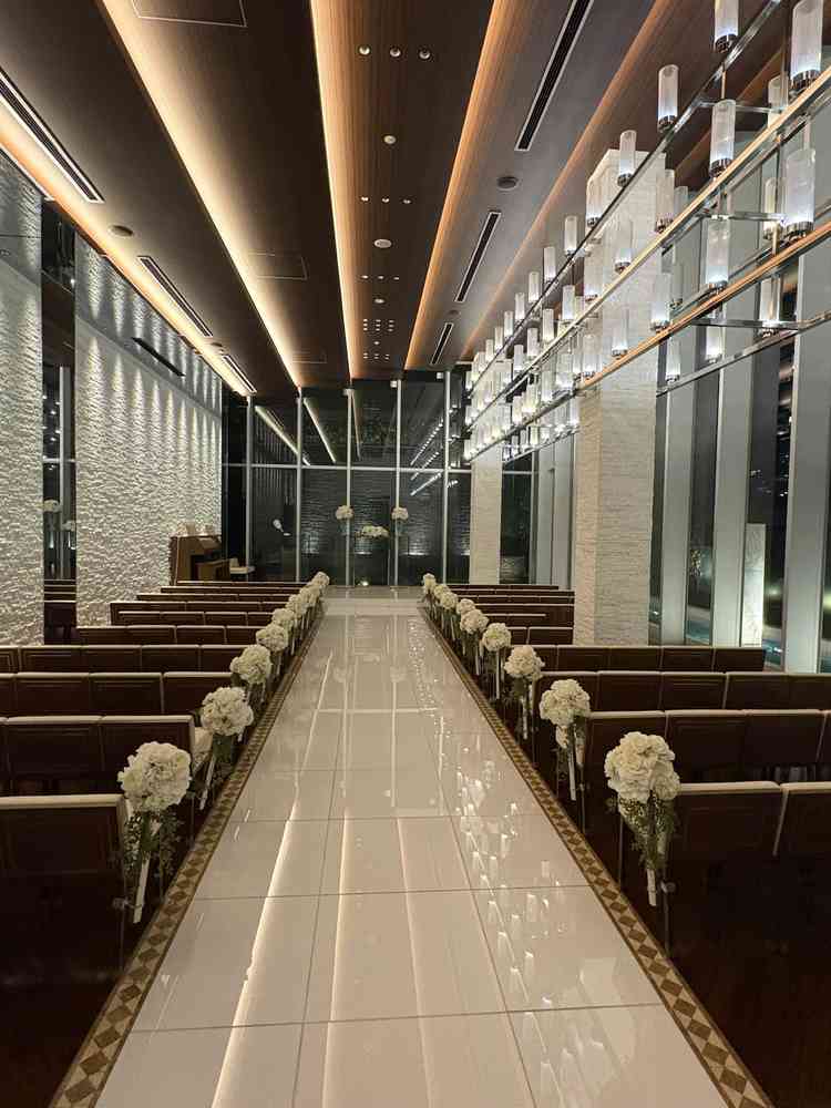 天井の高さもバージンロードの長さもちょうど良い。椅子も背もたれが短いのが着物が崩れない工夫が素敵。