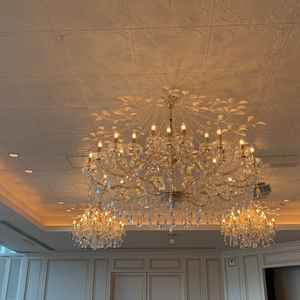 白基調の会場のシャンデリア。かわいい。