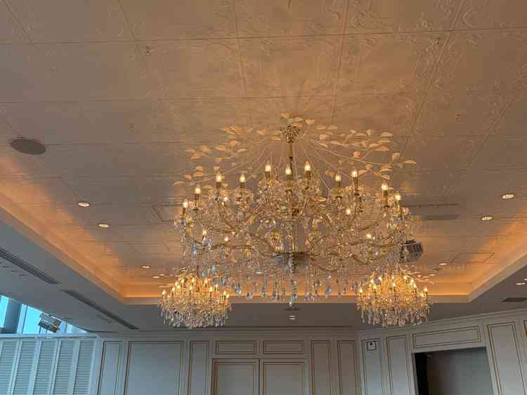 白基調の会場のシャンデリア。かわいい。