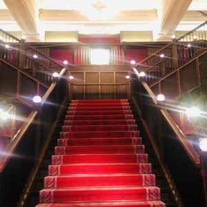 映画のワンシーンのような赤い絨毯の階段。無機質な建物から入るとハッとさせられます。