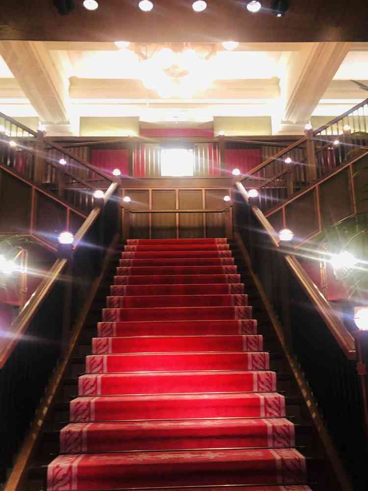 映画のワンシーンのような赤い絨毯の階段。無機質な建物から入るとハッとさせられます。