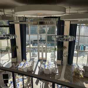 私たちが一番気に入った披露宴会場です。カーテンが閉まっている時と空いている時の雰囲気が違う。